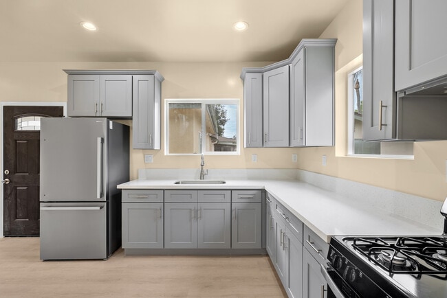 146 S Parish Pl in Burbank, CA - Foto de edificio - Building Photo