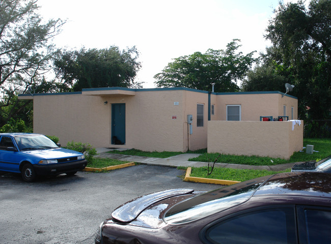 90-120 NW 71st St in Miami, FL - Building Photo - Building Photo