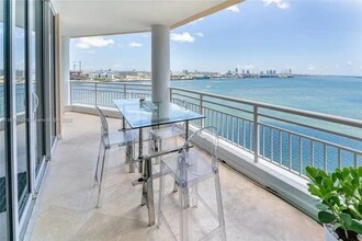 848 Brickell Key Dr, Unit APT 1601 in Miami, FL - Building Photo - Building Photo