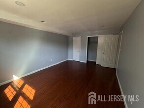 322 College Dr in Edison, NJ - Building Photo - Building Photo