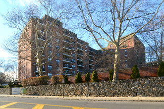 Drake Manor in New Rochelle, NY - Building Photo - Building Photo