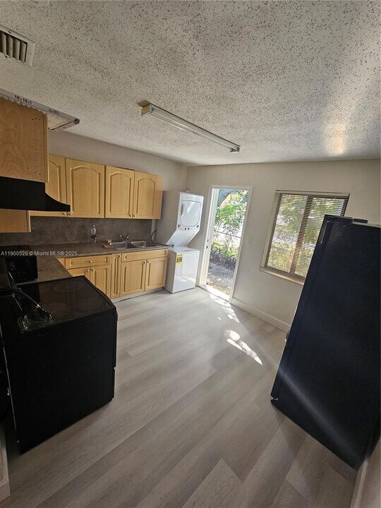 2245 Freedom St in Hollywood, FL - Building Photo