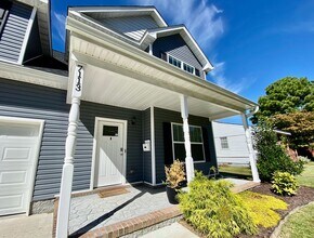 7113 University Dr in Norfolk, VA - Building Photo - Building Photo