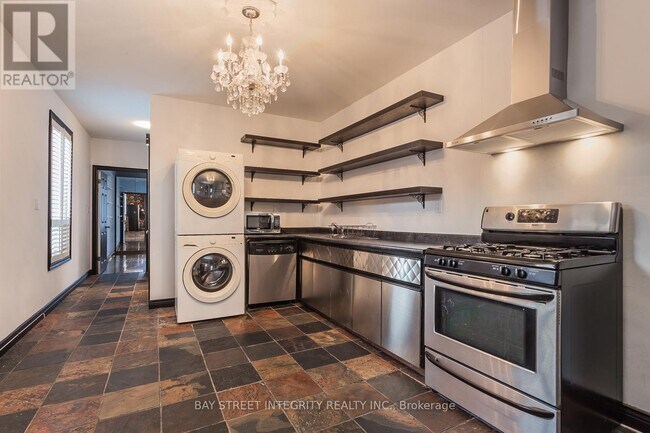 261-261 Markham St