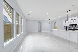 90 Burress St in Houston, TX - Building Photo