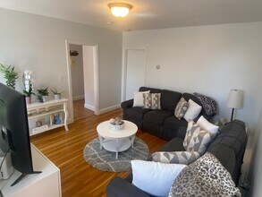 132 Emerson St, Unit 23 in Boston, MA - Foto de edificio - Building Photo