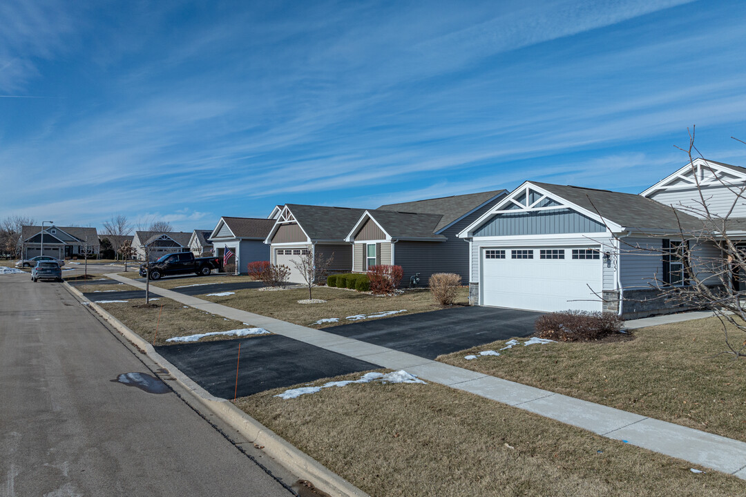 E Millbrook Cir in Yorkville, IL - Building Photo