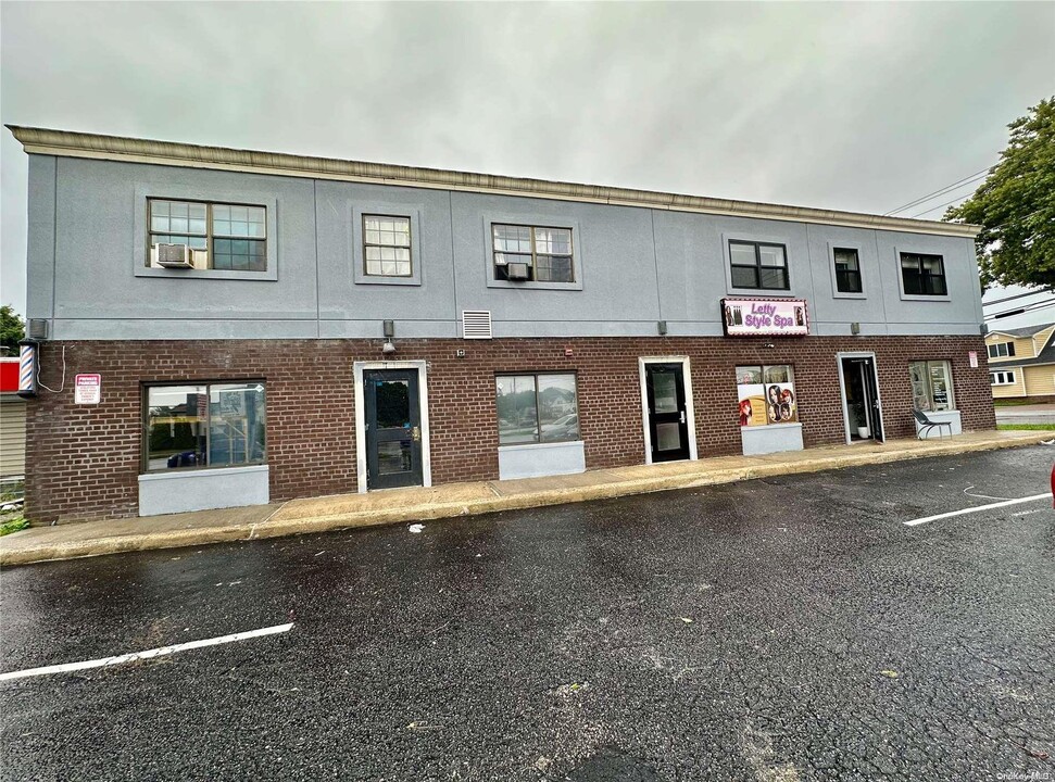 898 Herzel Blvd in Lindenhurst, NY - Building Photo