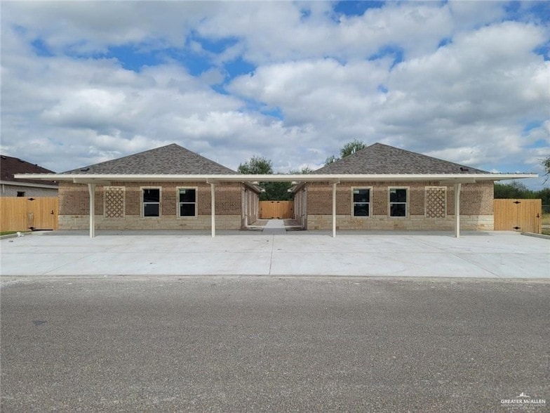 1327 W Garfield Ave, Unit 3 in Alton, TX - Building Photo