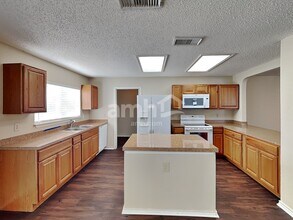 9307 Sunlit Pt in San Antonio, TX - Foto de edificio - Building Photo