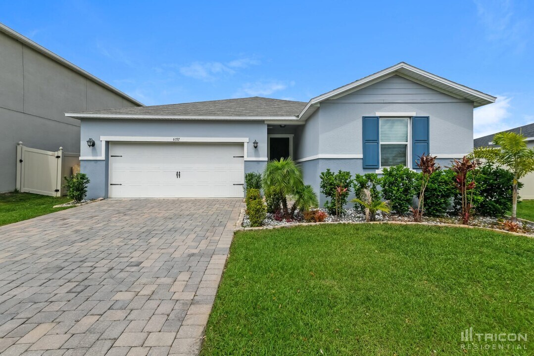 6337 Domenico Ct in Groveland, FL - Building Photo