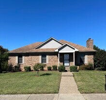 4901 Hunters Point Cir in Louisville, KY - Building Photo