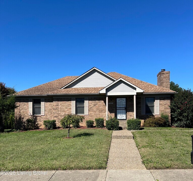 4901 Hunters Point Cir in Louisville, KY - Building Photo