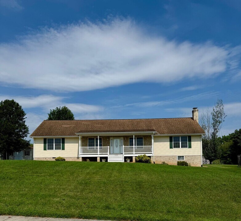 358 Jewelry Dr in Broadway, VA - Building Photo