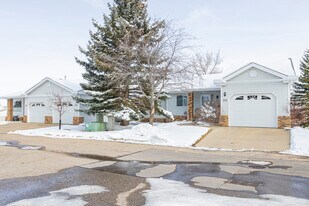 LacEwan Glen Horizon Village in Calgary, AB - Building Photo