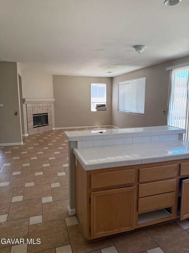 38121 38th St E in Palmdale, CA - Foto de edificio - Building Photo