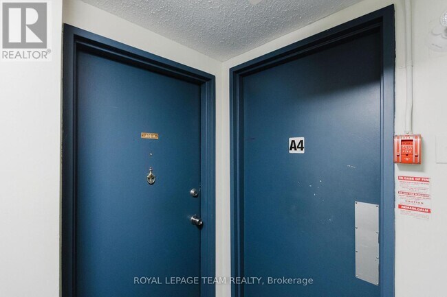 2044 Arrowsmith Dr in Ottawa, ON - Building Photo - Building Photo