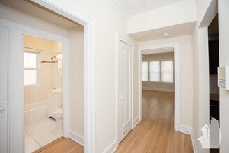 5208 N Leavitt St, Unit 2 in Chicago, IL - Foto de edificio - Building Photo