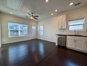 1747 Stone Hedge Dr NW, Unit Apt B in Atlanta, GA - Foto de edificio - Building Photo