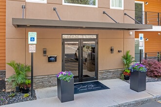 Sunset Ridge at Totowa in Totowa, NJ - Building Photo - Building Photo