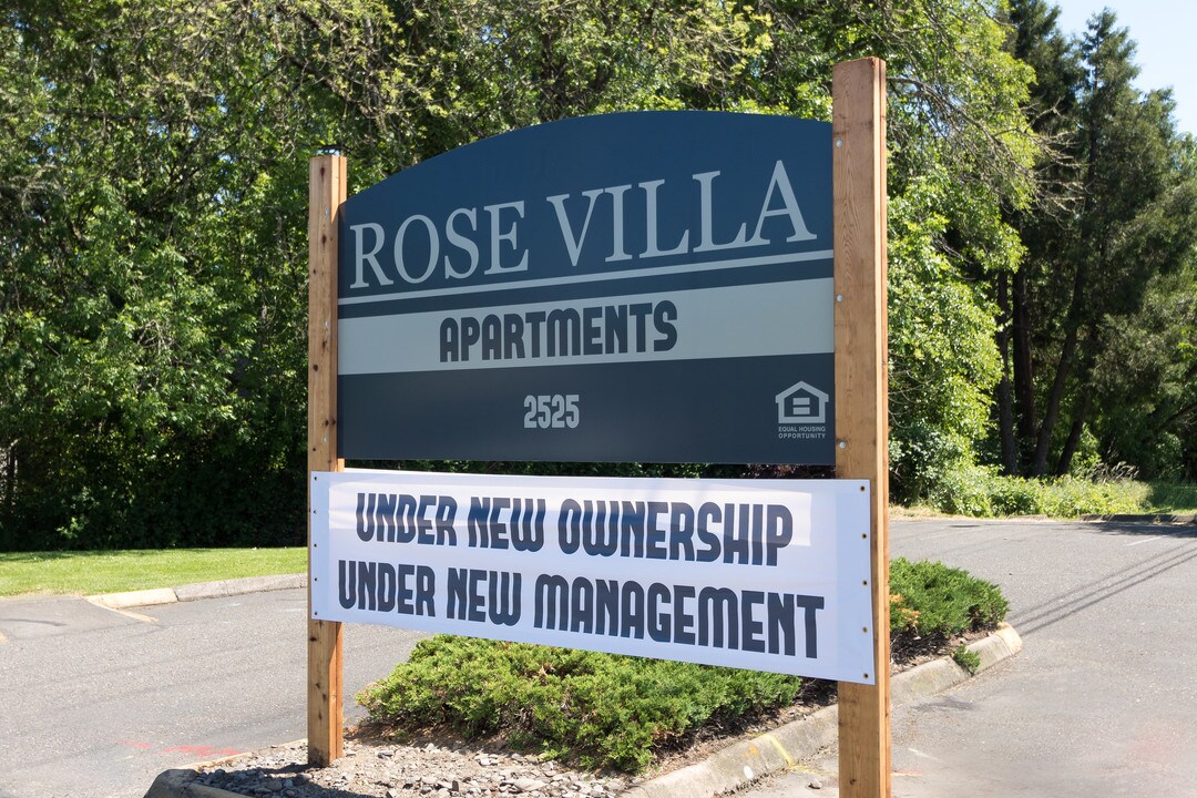 Rose Villa Apartments in Roseburg, OR - Building Photo