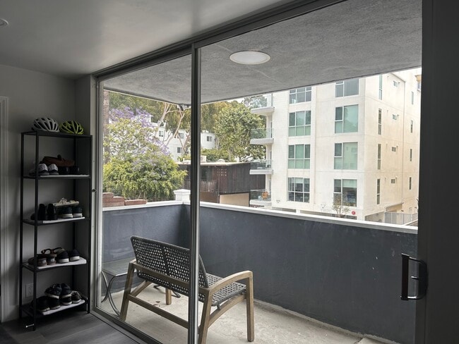 11627 Chenault St, Unit 2 in Los Angeles, CA - Foto de edificio - Building Photo