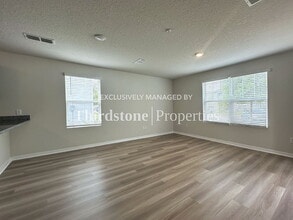 6522 Sweetbay Ln, Unit 102 in Jacksonville, FL - Foto de edificio - Building Photo