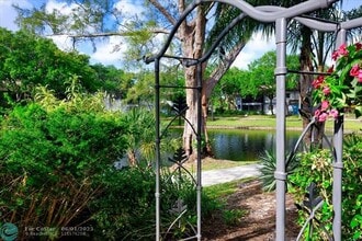 2705 S Oakland Forest Dr in Oakland Park, FL - Foto de edificio - Building Photo