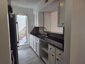 10075 Westpark Dr in Houston, TX - Building Photo