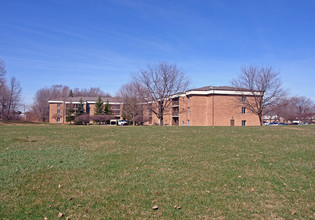 Silver Maple Village Apartments in Lapeer, MI - Building Photo - Building Photo