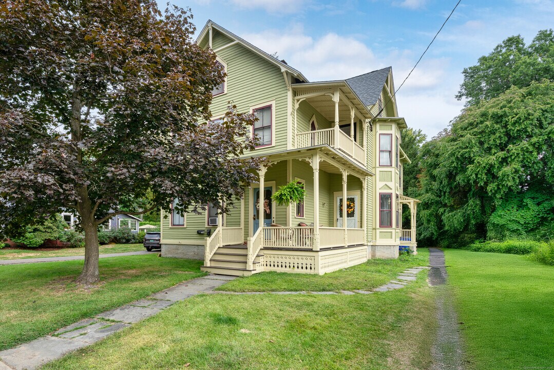 24 Hartford Ave in Wethersfield, CT - Building Photo