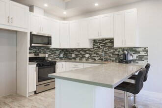 23113 Erwin St in Los Angeles, CA - Foto de edificio - Building Photo