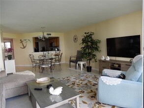 5277 Isla Key Blvd S in St. Petersburg, FL - Foto de edificio - Building Photo