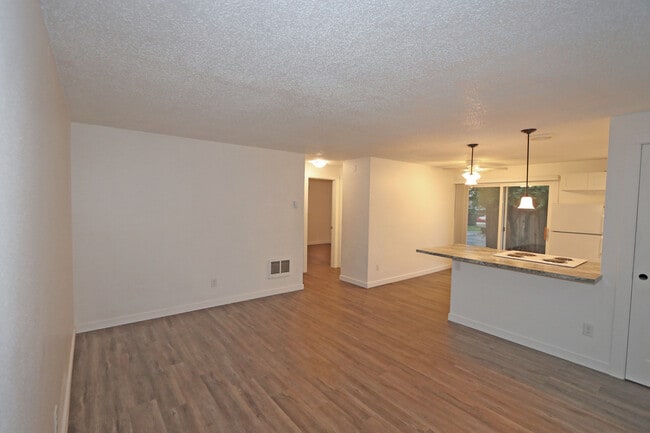 1647 Salishan St SE in Salem, OR - Foto de edificio - Building Photo