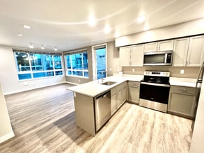 2330 Yakima Ct in Tacoma, WA - Building Photo - Building Photo