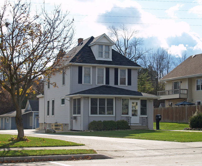 465-473 W Grand Ave in Port Washington, WI - Building Photo - Primary Photo