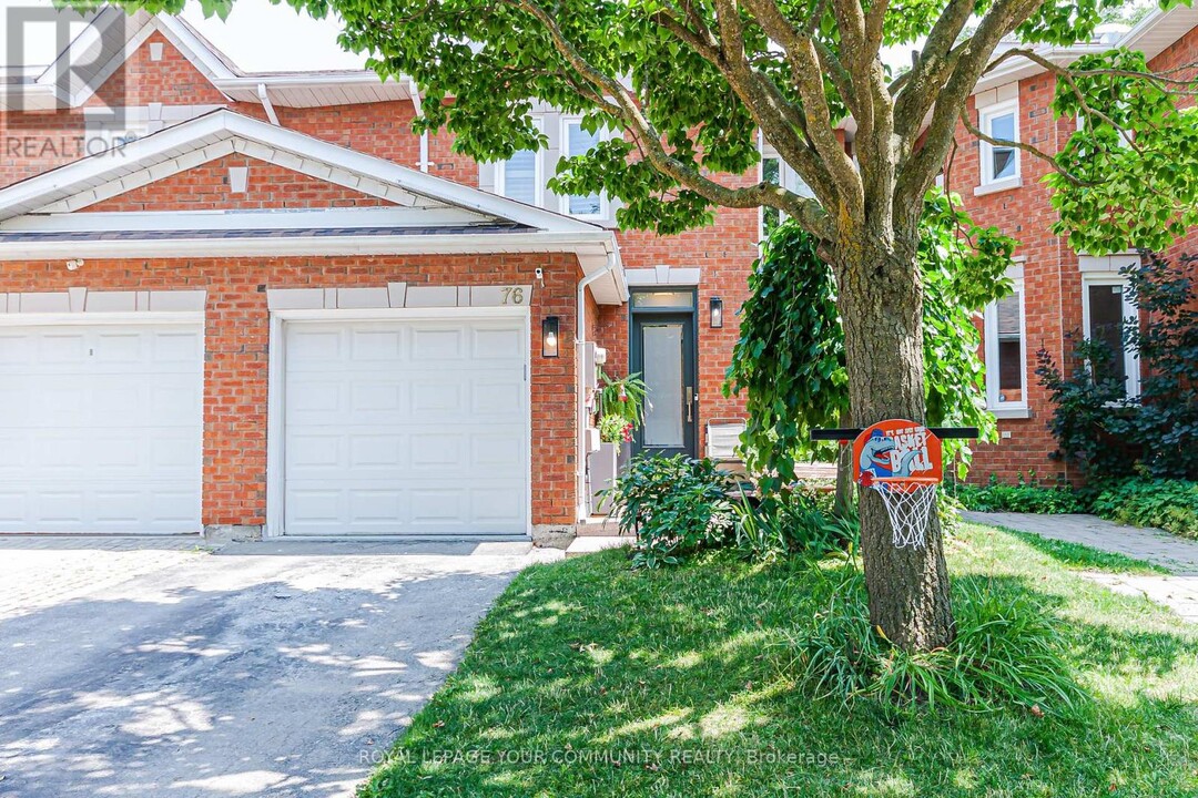 76 Brownstone Cir in Vaughan, ON - Building Photo