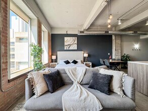 555 Evergreen St in Dallas, TX - Building Photo - Building Photo