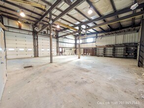 38 Railroad St, Unit 5 in Clinton, ME - Foto de edificio - Building Photo