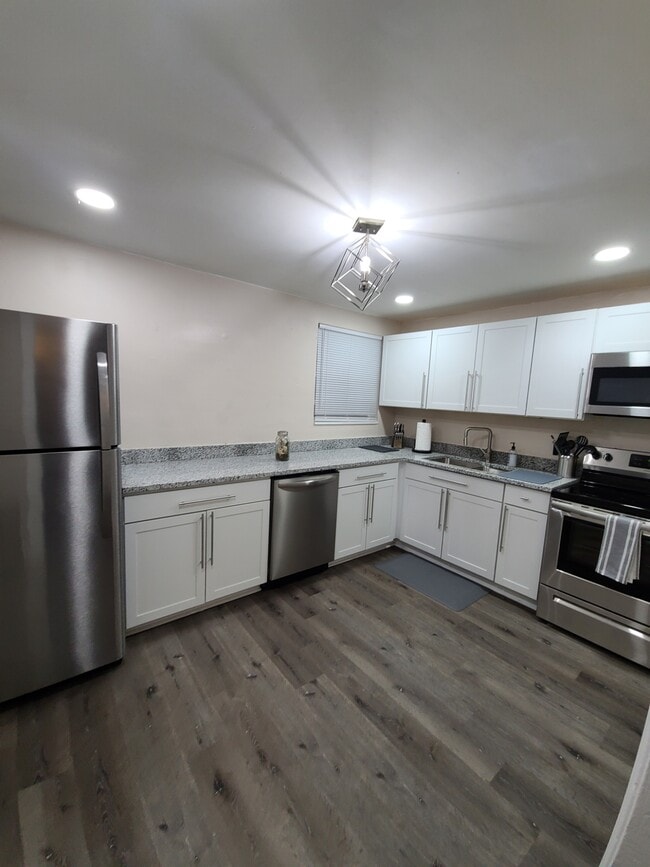 238 E 7th St, Unit 3