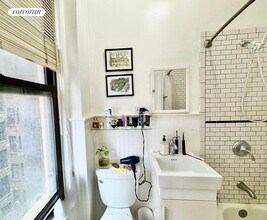 135 E 63rd St in New York, NY - Building Photo - Building Photo