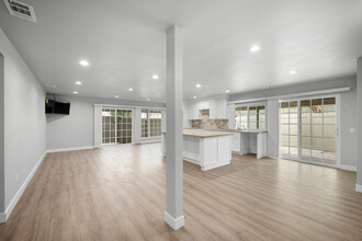 16132 Chatsworth St in Granada Hills, CA - Building Photo - Building Photo