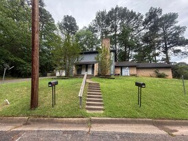 1104 Lilac Dr in Longview, TX - Building Photo