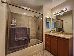 13941 Sherman Way, Unit 207 in Van Nuys, CA - Foto de edificio - Building Photo