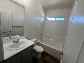 25763 N Tully Rd in Acampo, CA - Building Photo - Building Photo
