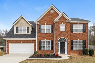 6846 Lakefield Forrest Dr in Riverdale, GA - Building Photo