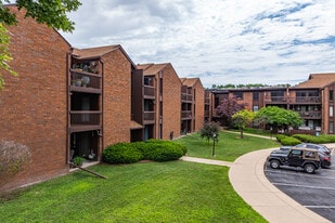 Cloisters of Forest Hills in Rockford, IL - Building Photo