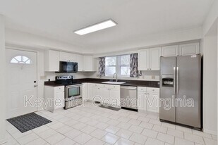 87 Rivermont Dr in Newport News, VA - Building Photo