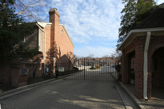 Opra House Square in Lexington, KY - Foto de edificio - Building Photo