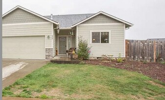 858 Rachel Ln in Molalla, OR - Building Photo